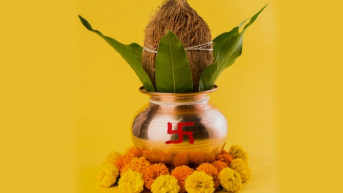 शारदीय नवरात्र में मां दुर्गा की पूजा के लिए रखे मिट्टी, तांबे और पीतल के कलश।