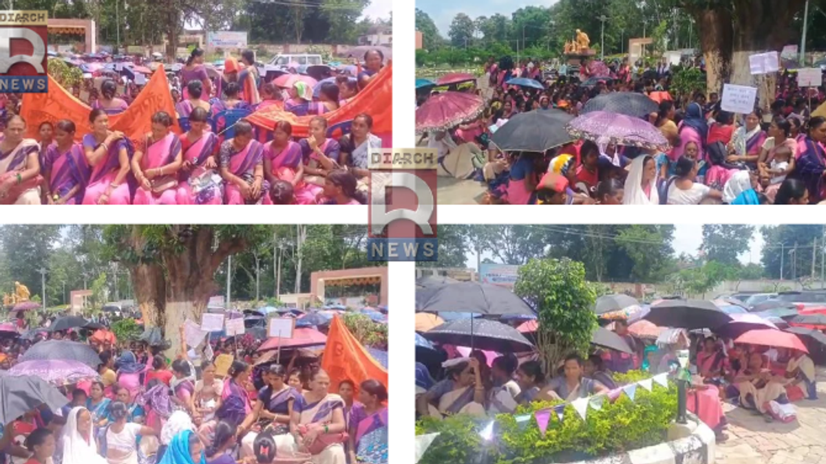 गुमला समाहरणालय में मानदेय और सामाजिक सुरक्षा की मांग को लेकर आंगनबाड़ी सेविका-सहायिकाओं का धरना प्रदर्शन