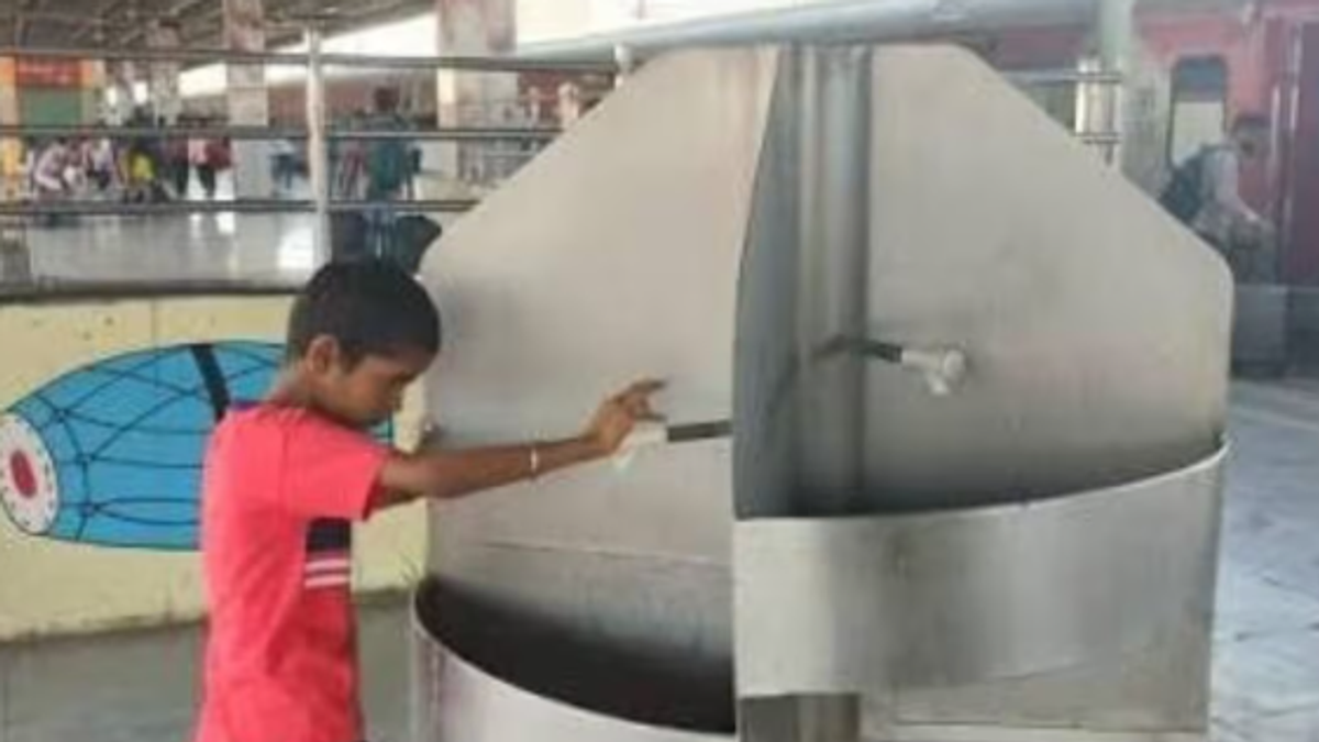 रेलवे स्टेशन पर यात्रियों के लिए लगे वाटर कूलर और पेयजल व्यवस्था