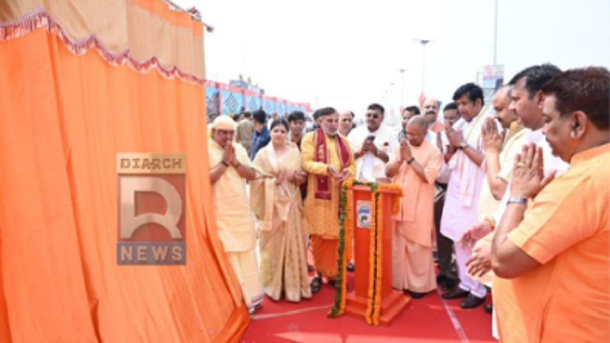 गोरखपुर कार्यक्रम में रवि किशन के संबोधन के दौरान मुस्कुराते मुख्यमंत्री योगी आदित्यनाथ।