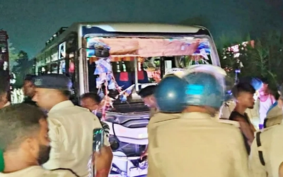पश्चिम चंपारण के लौरिया में बस हादसे के बाद घटनास्थल पर जुटे लोग