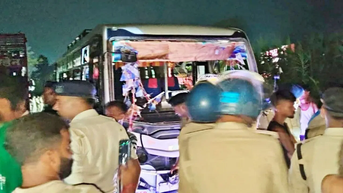 पश्चिम चंपारण के लौरिया में बस हादसे के बाद घटनास्थल पर जुटे लोग