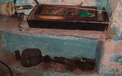 रामगढ़ के भुरकुंडा में पुलिस द्वारा बरामद अर्धनिर्मित पिस्टल, मैगजीन और हथियार बनाने के उपकरण।