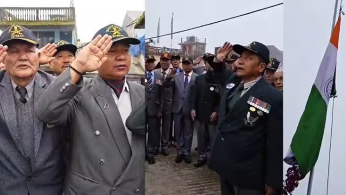 नेपाल के पोखरा में रिटायर्ड गोरखा सैनिक भारत का तिरंगा फहराते और राष्ट्रगान गाते हुए