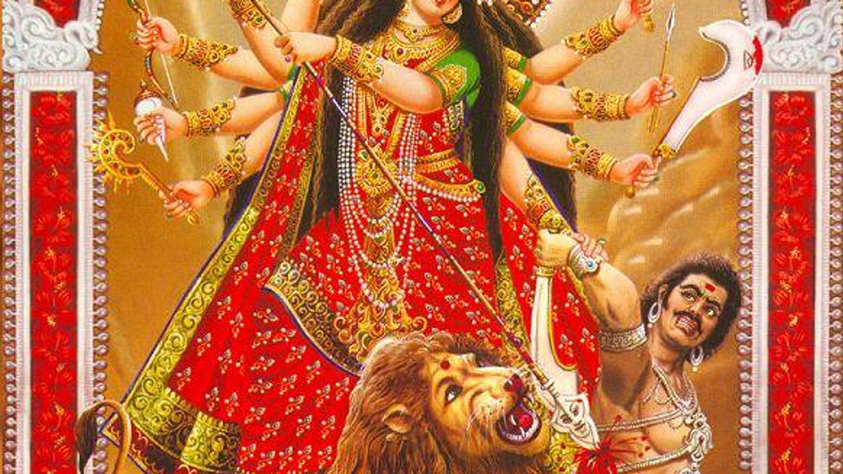 आषाढ़ गुप्त नवरात्रि पर कलश स्थापना और मां दुर्गा की पूजा करते श्रद्धालु।