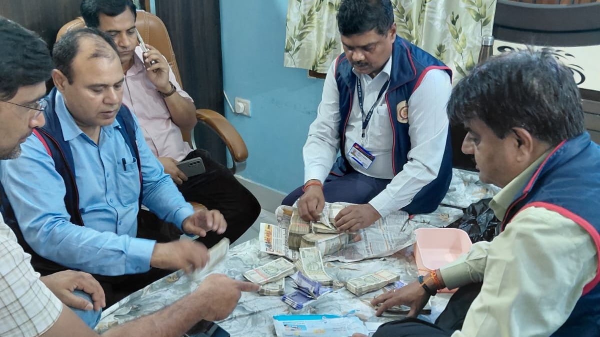 “EOU का बड़ा एक्शन: इंजीनियर के घर से 40 लाख कैश, गहनों का जखीरा बरामद”