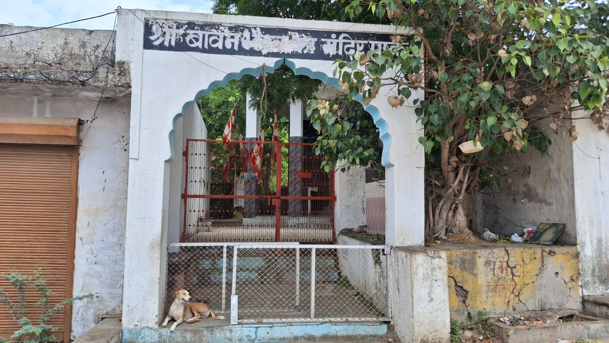 राजस्थान के पुष्कर स्थित प्राचीन 52 भैरव मंदिर का दृश्य।