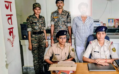गया में शादी का झांसा देकर कथित यौन शोषण के मामले में गिरफ्तार STF जवान से पूछताछ करती पुलिस की सांकेतिक तस्वीर।