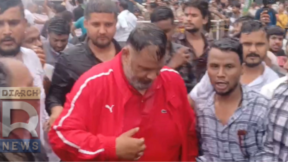 पटना में कांग्रेस प्रदर्शन के दौरान वाटर कैनन का इस्तेमाल करती पुलिस