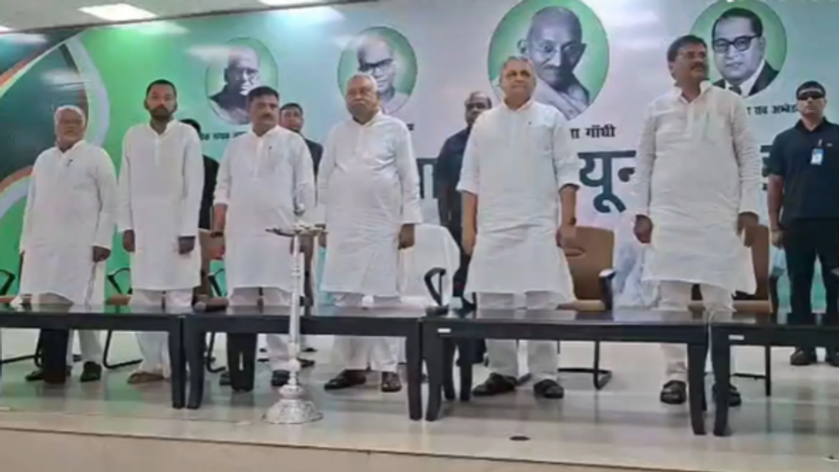 पटना में JDU ओरिएंटेशन कार्यक्रम के दौरान नीतीश कुमार और निशांत कुमार
