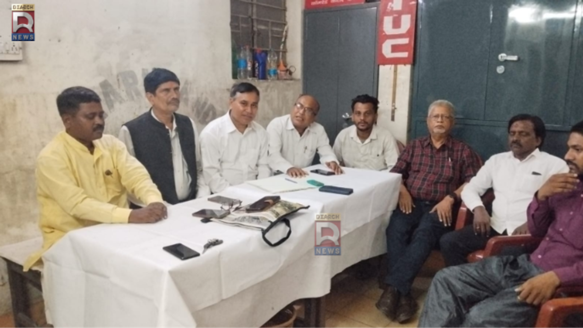 जमशेदपुर के साकची में एटक लीगल सेल की बैठक में शामिल पदाधिकारी और सदस्य