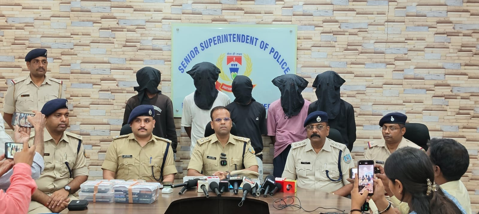 जमशेदपुर पुलिस ने चोरी-छिनतई गिरोह का भंडाफोड़ कर पांच आरोपियों को गिरफ्तार किया, 33 मोबाइल फोन और दो चोरी की स्कूटी बरामद