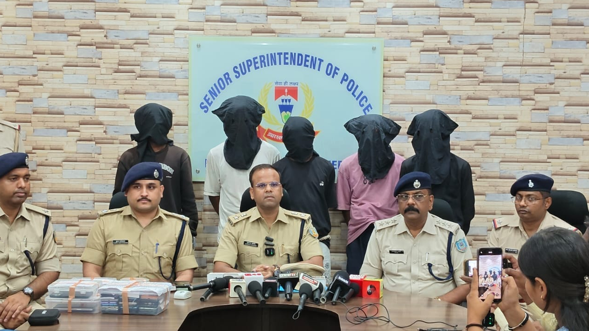 जमशेदपुर पुलिस ने चोरी-छिनतई गिरोह का भंडाफोड़ कर पांच आरोपियों को गिरफ्तार किया, 33 मोबाइल फोन और दो चोरी की स्कूटी बरामद
