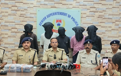 जमशेदपुर पुलिस ने चोरी-छिनतई गिरोह का भंडाफोड़ कर पांच आरोपियों को गिरफ्तार किया, 33 मोबाइल फोन और दो चोरी की स्कूटी बरामद
