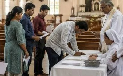 महाराष्ट्र में धर्मांतरण रोधी कानून के बाद चर्च में सहमति पत्र लेते पादरी