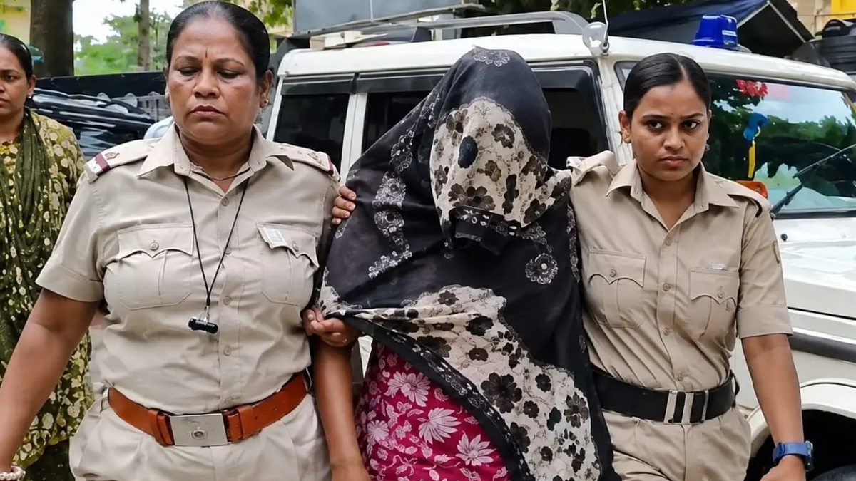पश्चिम बंगाल STF की टीम द्वारा गिरफ्तार युवती को सुरक्षा के बीच ले जाते हुए।