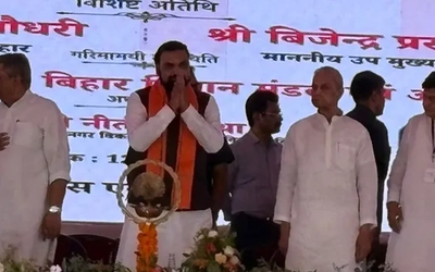 मुजफ्फरपुर में जनसभा को संबोधित करते मुख्यमंत्री सम्राट चौधरी, पताही एयरपोर्ट शिलान्यास की घोषणा करते हुए।