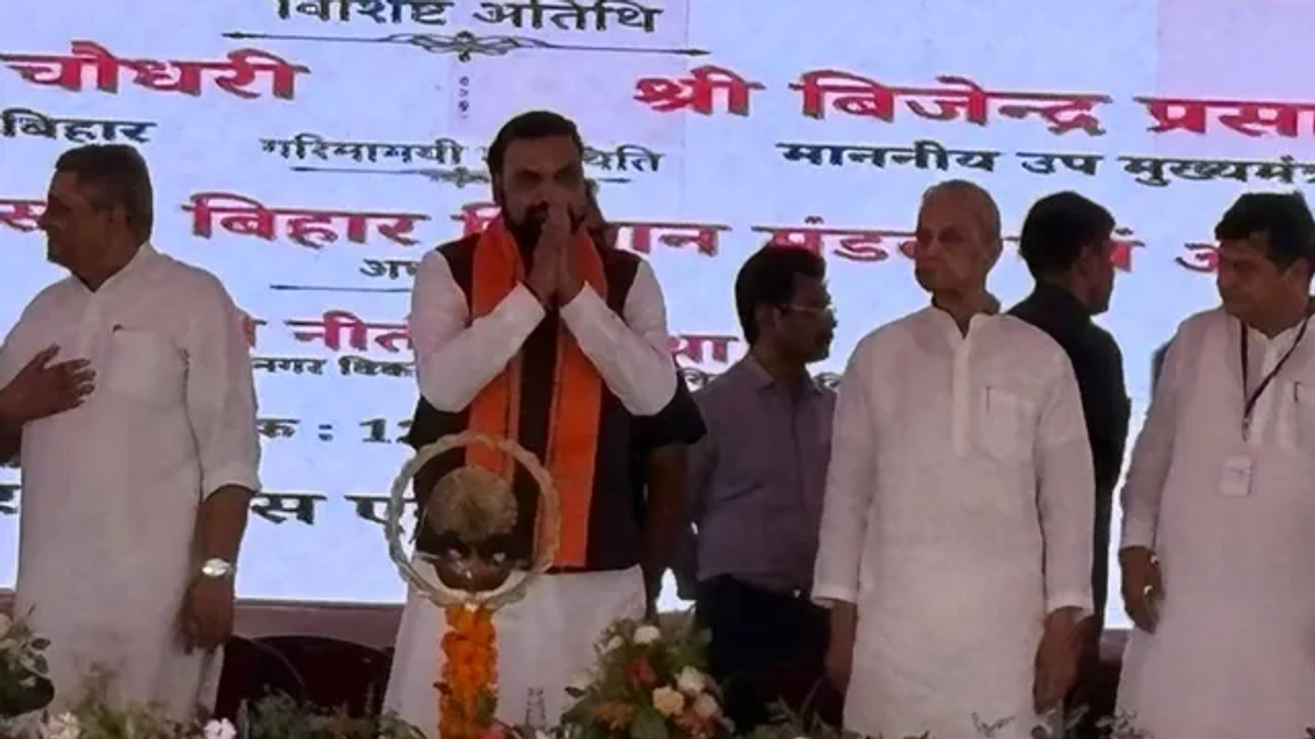 मुजफ्फरपुर में जनसभा को संबोधित करते मुख्यमंत्री सम्राट चौधरी, पताही एयरपोर्ट शिलान्यास की घोषणा करते हुए।