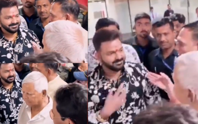 पवन सिंह ने लालू यादव के पैर छूकर लिया आशीर्वाद