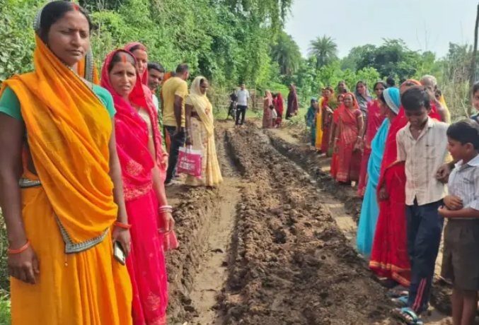 बारिश के दौरान पलामू के रांकी और हमीनपुर गांव की जर्जर सड़क, जहां मरीजों को चारपाई पर अस्पताल ले जाते ग्रामीण