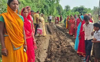बारिश के दौरान पलामू के रांकी और हमीनपुर गांव की जर्जर सड़क, जहां मरीजों को चारपाई पर अस्पताल ले जाते ग्रामीण