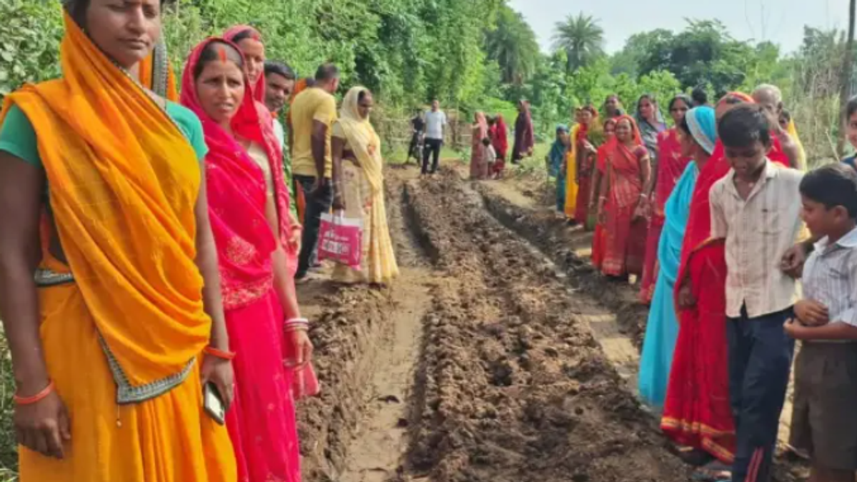 बारिश के दौरान पलामू के रांकी और हमीनपुर गांव की जर्जर सड़क, जहां मरीजों को चारपाई पर अस्पताल ले जाते ग्रामीण