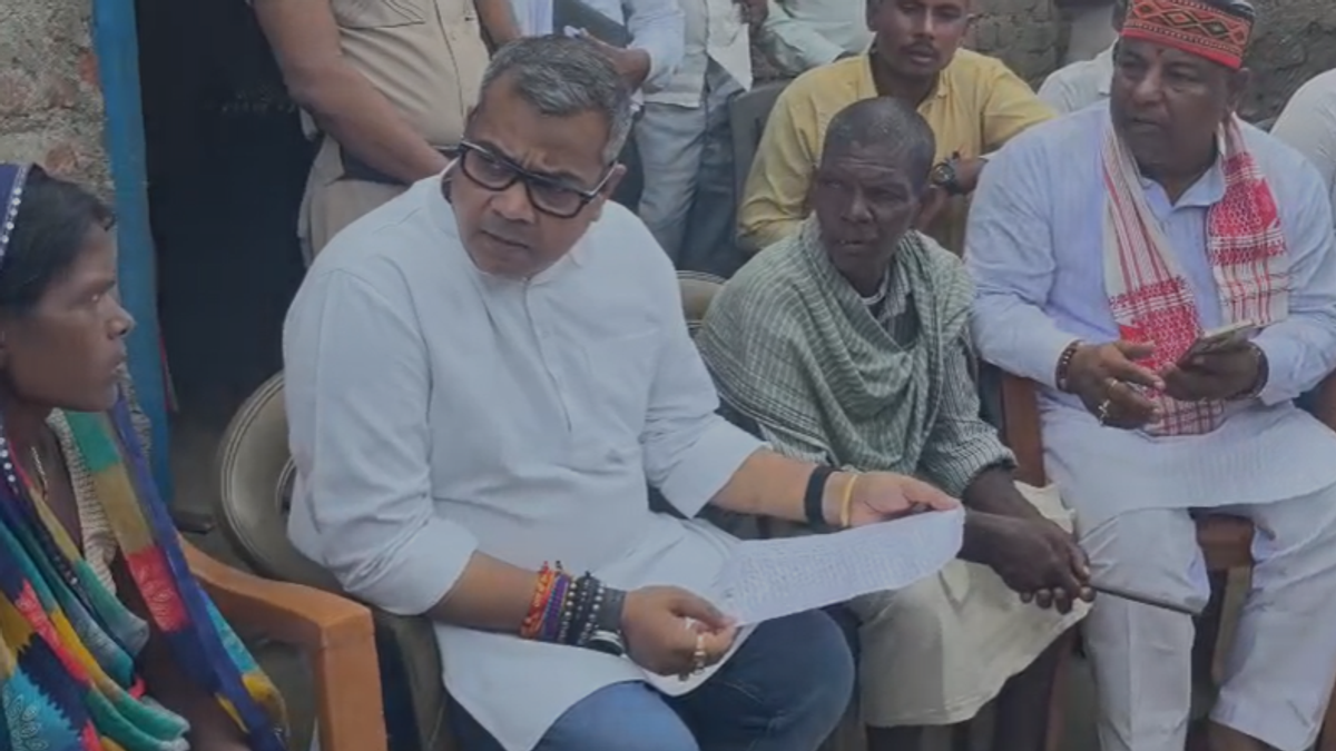 खिजरसराय गयाजी में पीड़ित परिवारों से मुलाकात करते जमुई सांसद अरुण भारती
