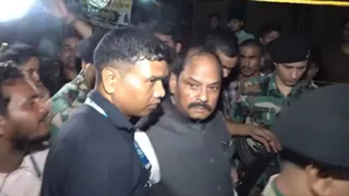 रघुवर दास रांची में JPSC और JSSC परीक्षा के खिलाफ आंदोलन कर रहे छात्रों से मुलाकात करते हुए