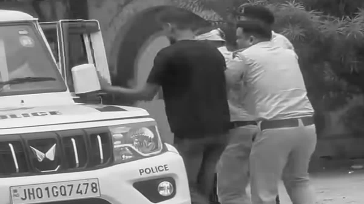 रांची के मोरहाबादी में वाहन जांच के दौरान पुलिसकर्मी को टक्कर मारने के बाद जब्त की गई थार एसयूवी का सांकेतिक दृश्य।