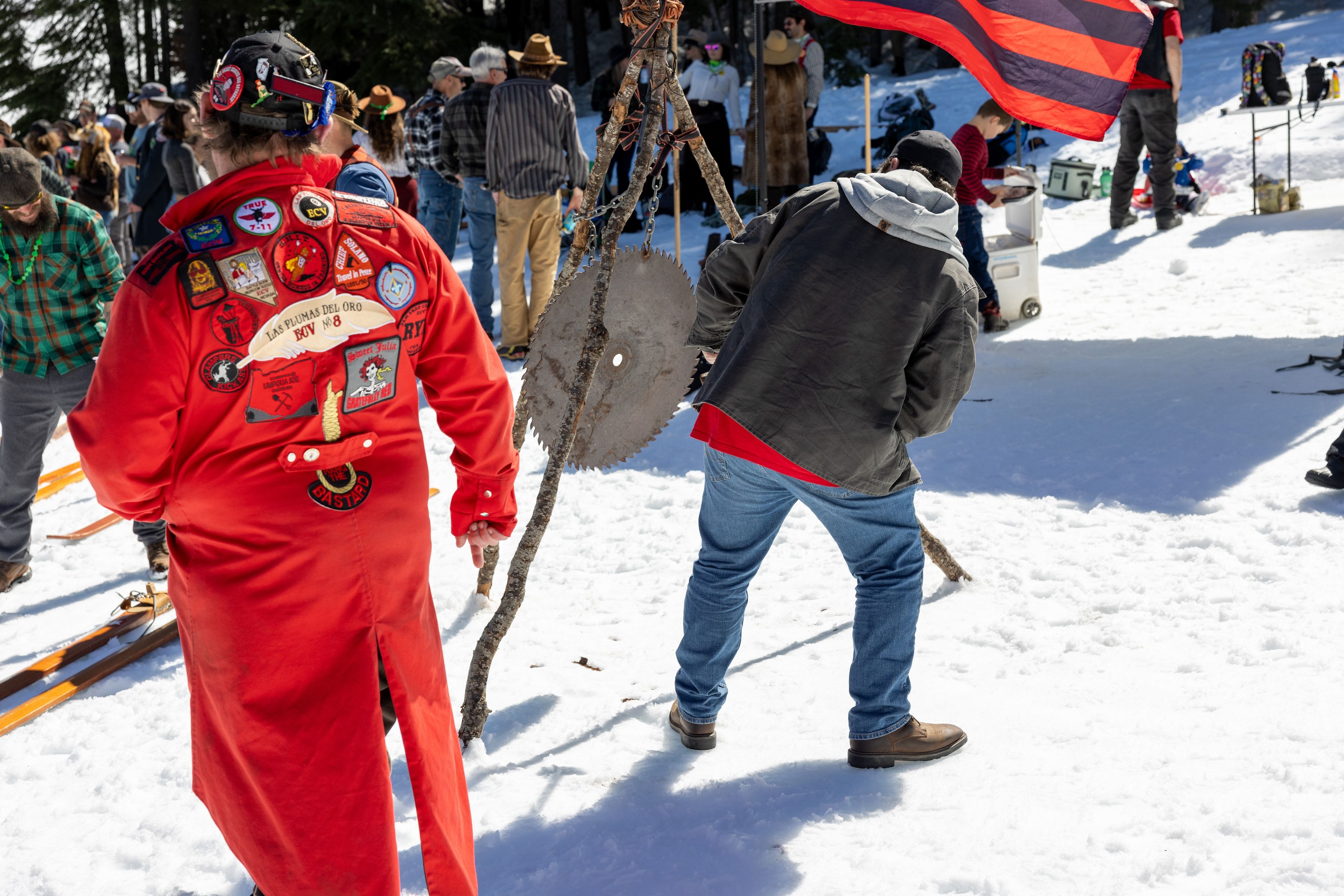 An E Clampus Vitus member rings the starting “gong.”