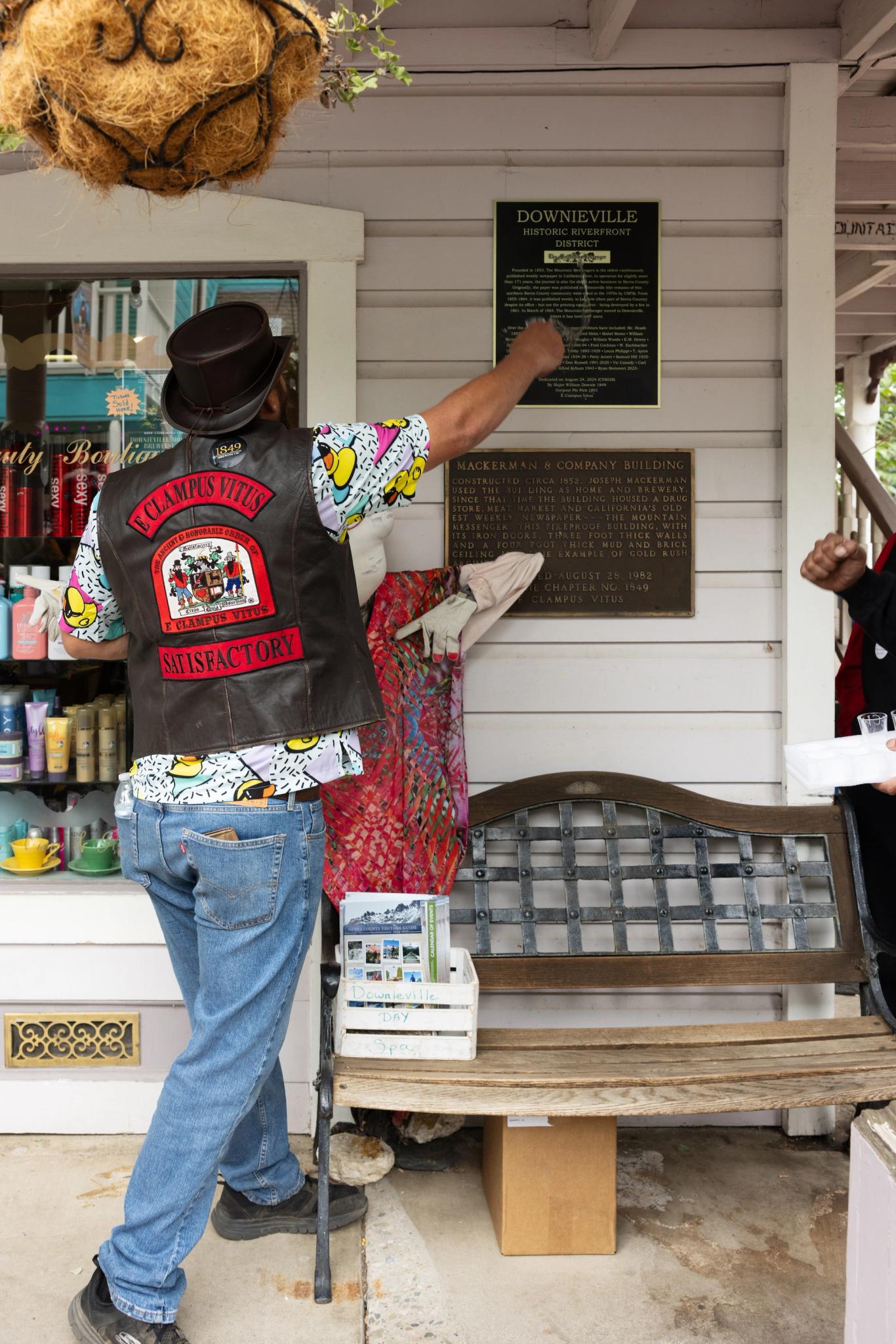 Lee Todd dedicates a plaque outside The Mountain Messenger