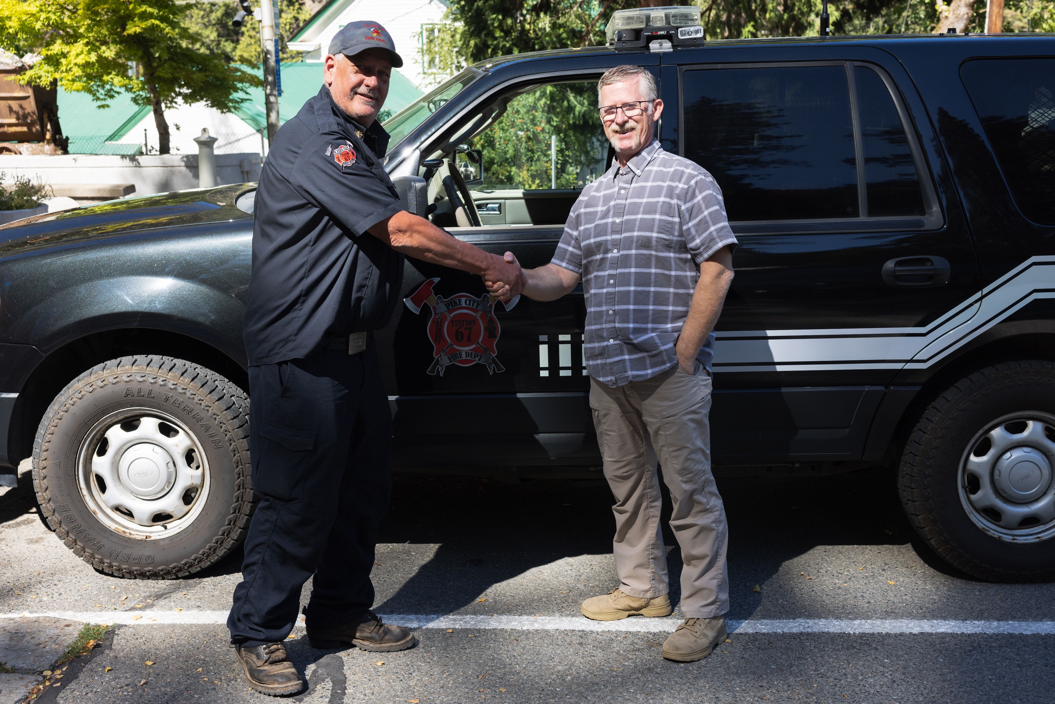 Pliocene Ridge District Chief Chris Dorn and Sierra County Sheriff Mike Fisher in front of the new command vehicle