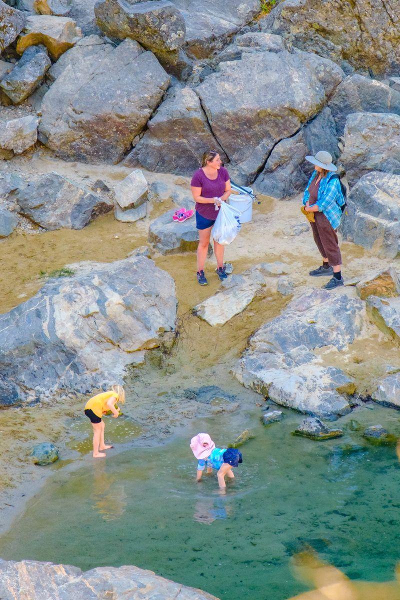 Volunteers at Bridgeport. Photo by Robin Mayoff.