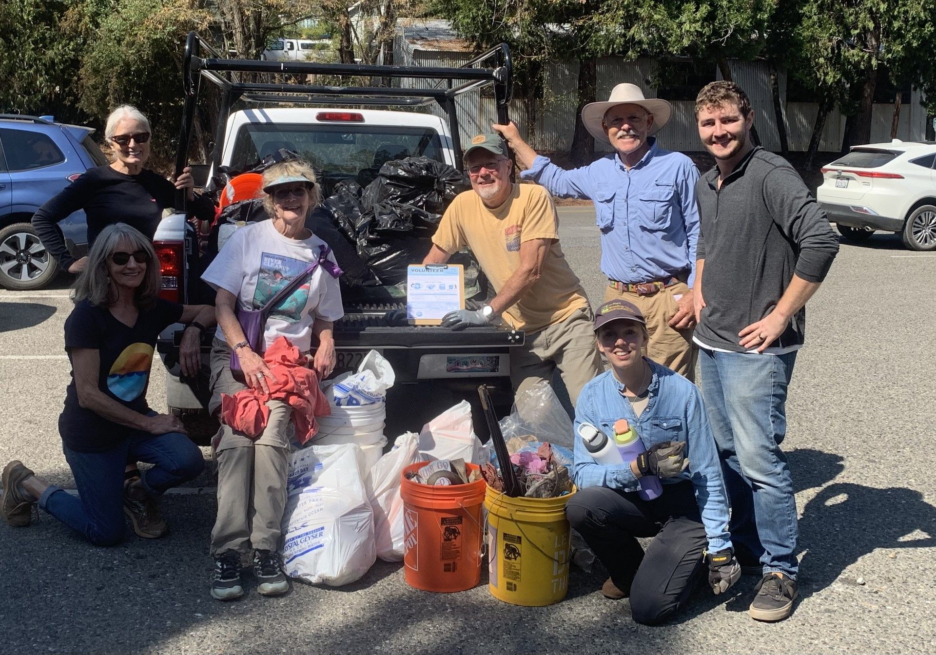 A Yuba River Cleanup volunteer crew
