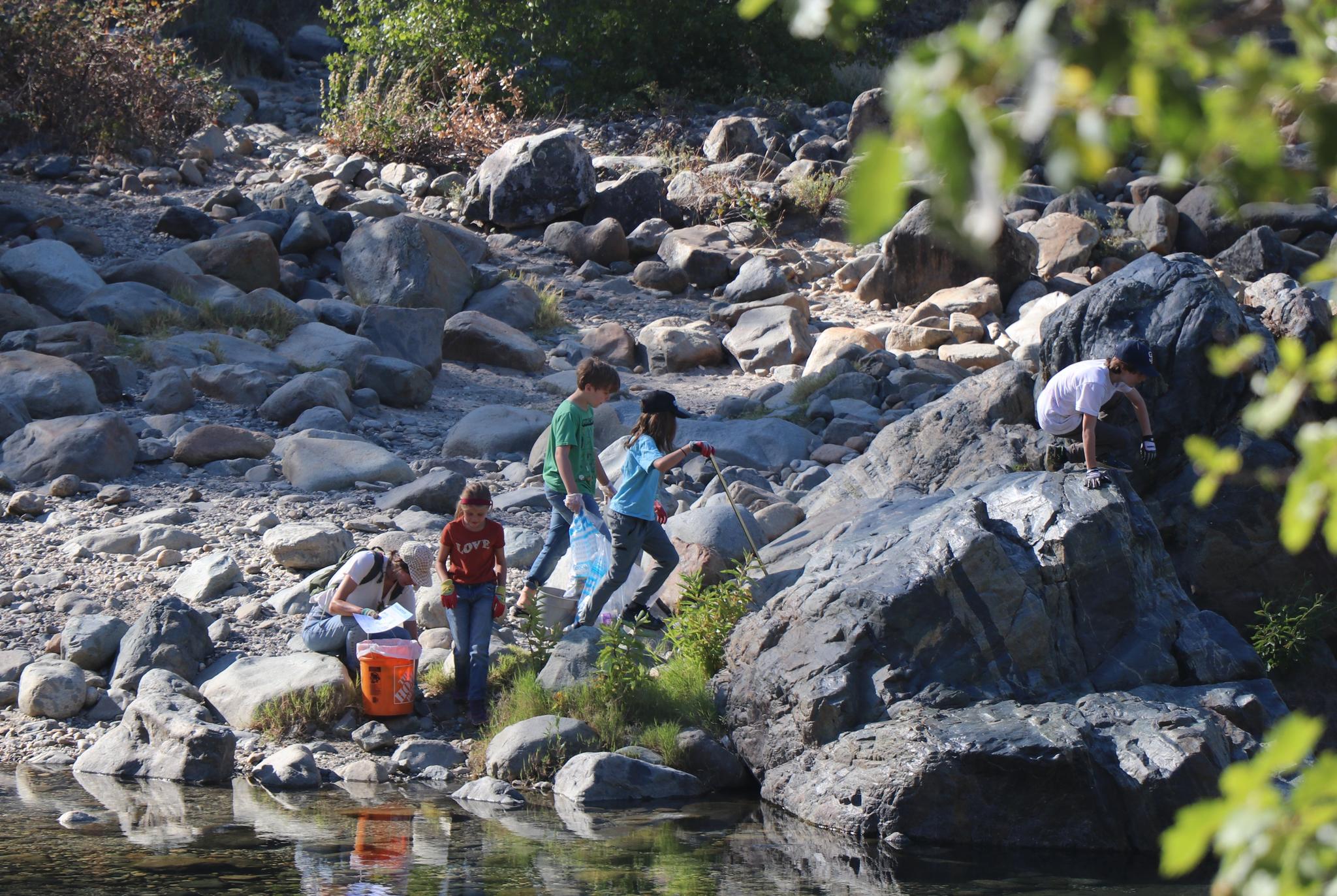 Yuba River Cleanup volunteers. Photo by Craig Rohrsen, courtesy of SYRCL.