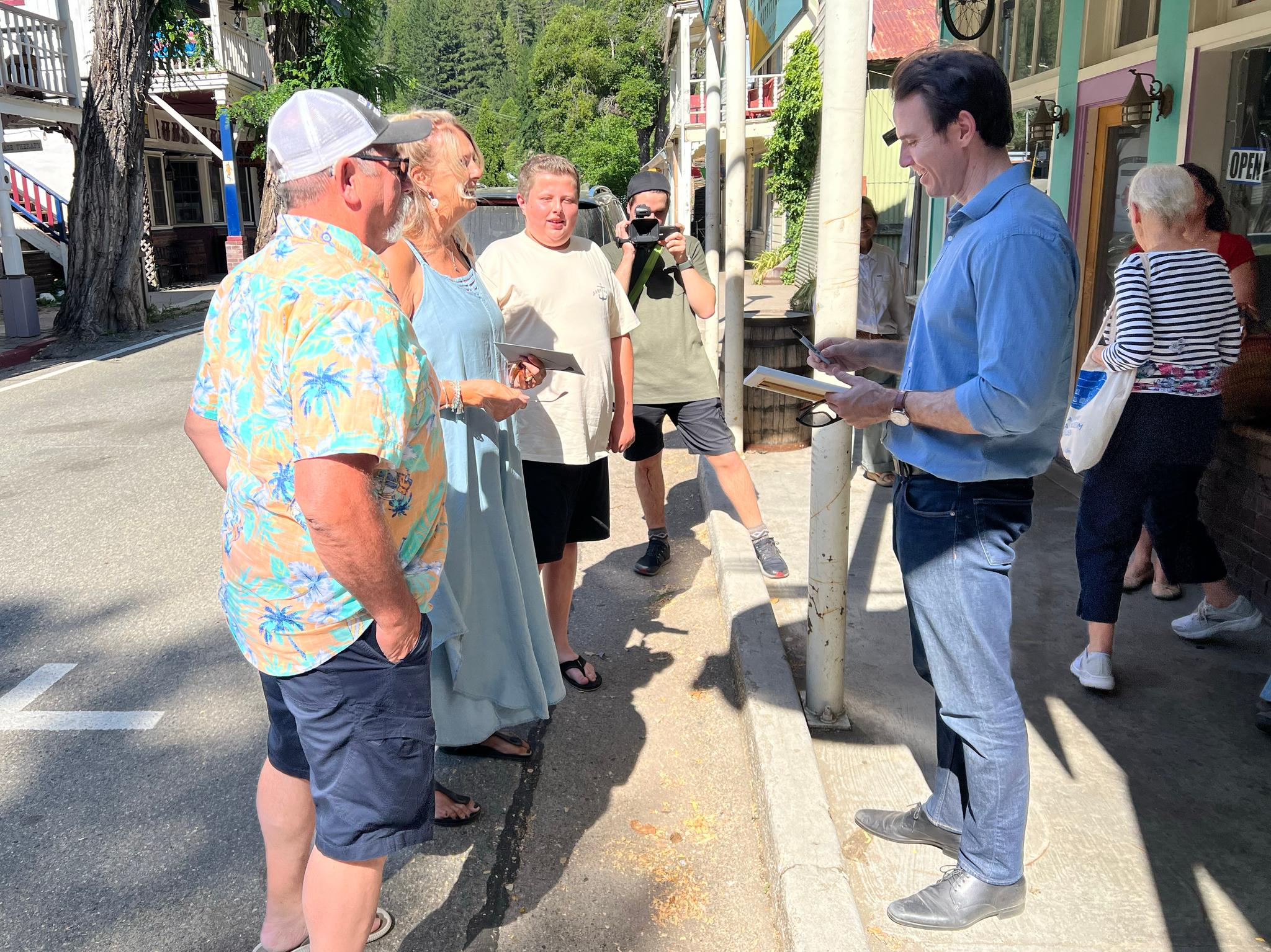 Congressman Kiley speaks with constituents during a 2023 visit to Downieville.