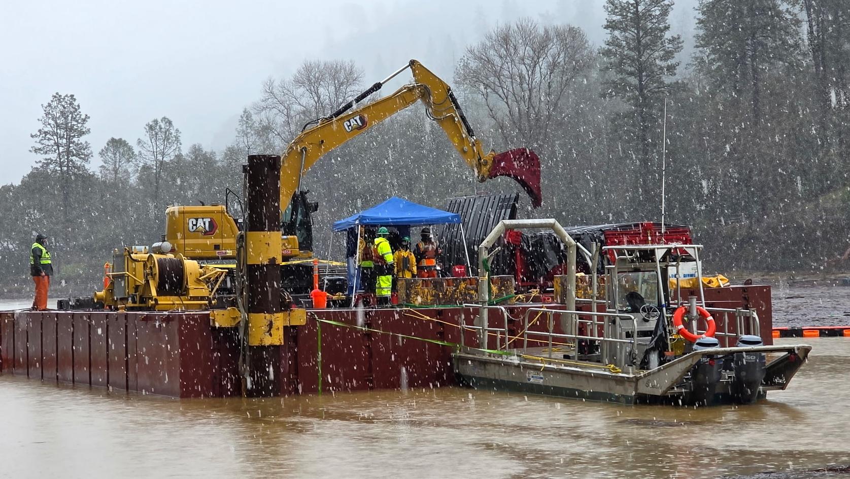 Crews work to remove debris from the Yuba River. Efforts are headed by agencies including the California Office of Spill Prevention and Response, the Yuba Water Agency, and others. Credit: Yuba Water Agency.