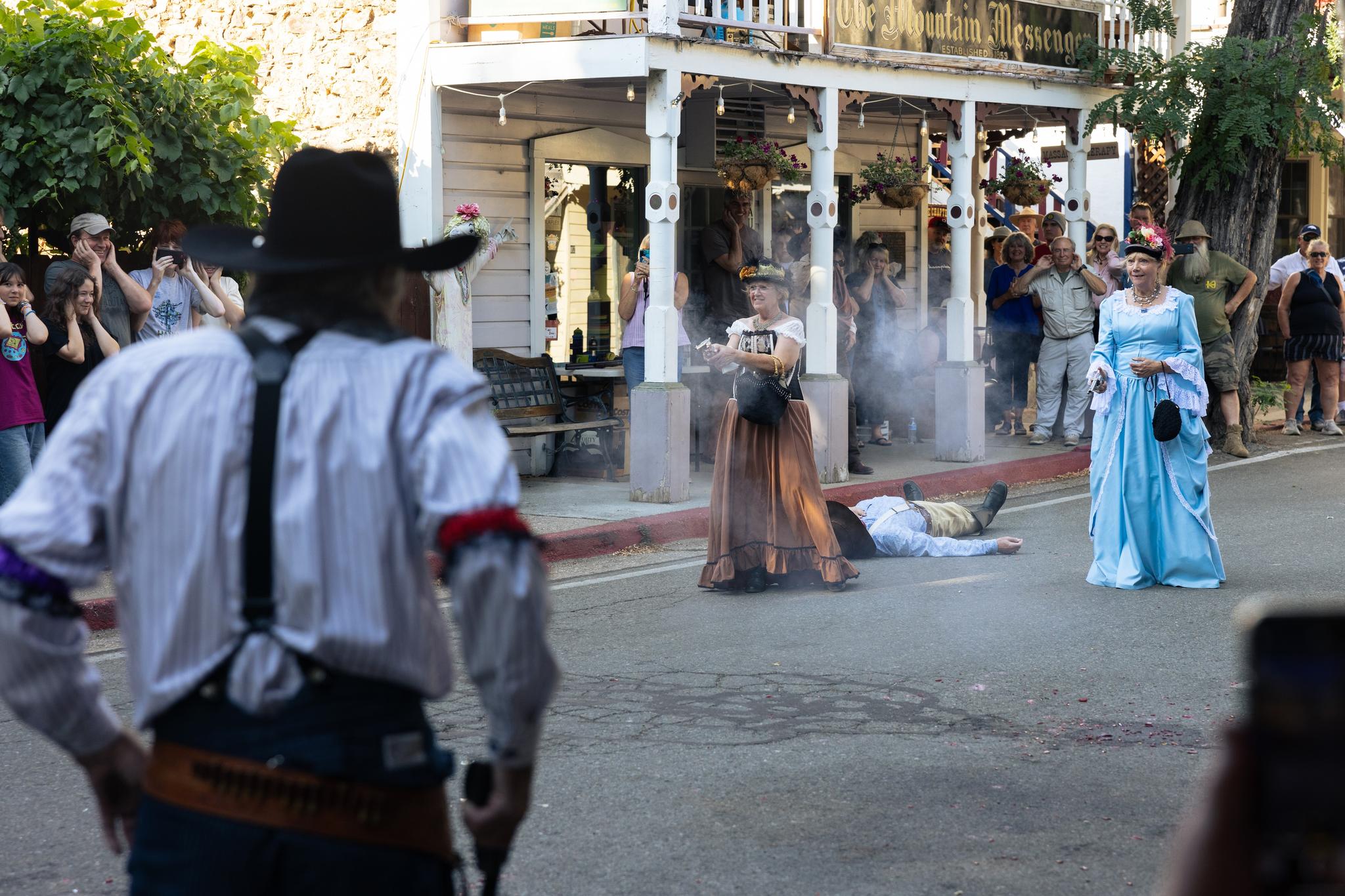 Bounty hunters open fire at the outlaws in the Nevada Gunfighters’ show