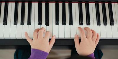 The student is learning to play piano using best online music teaching platform