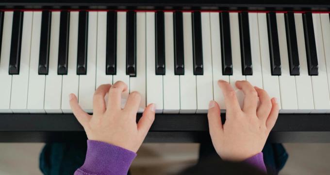 The student is learning to play piano using best online music teaching platform