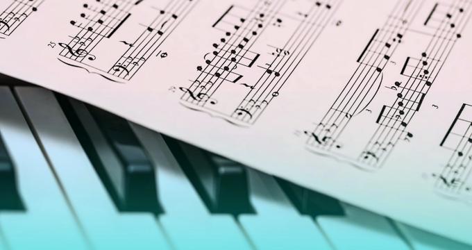 The piano sheet music and piano kyes
