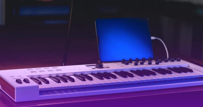 Musical keyboard connected to the tablet
