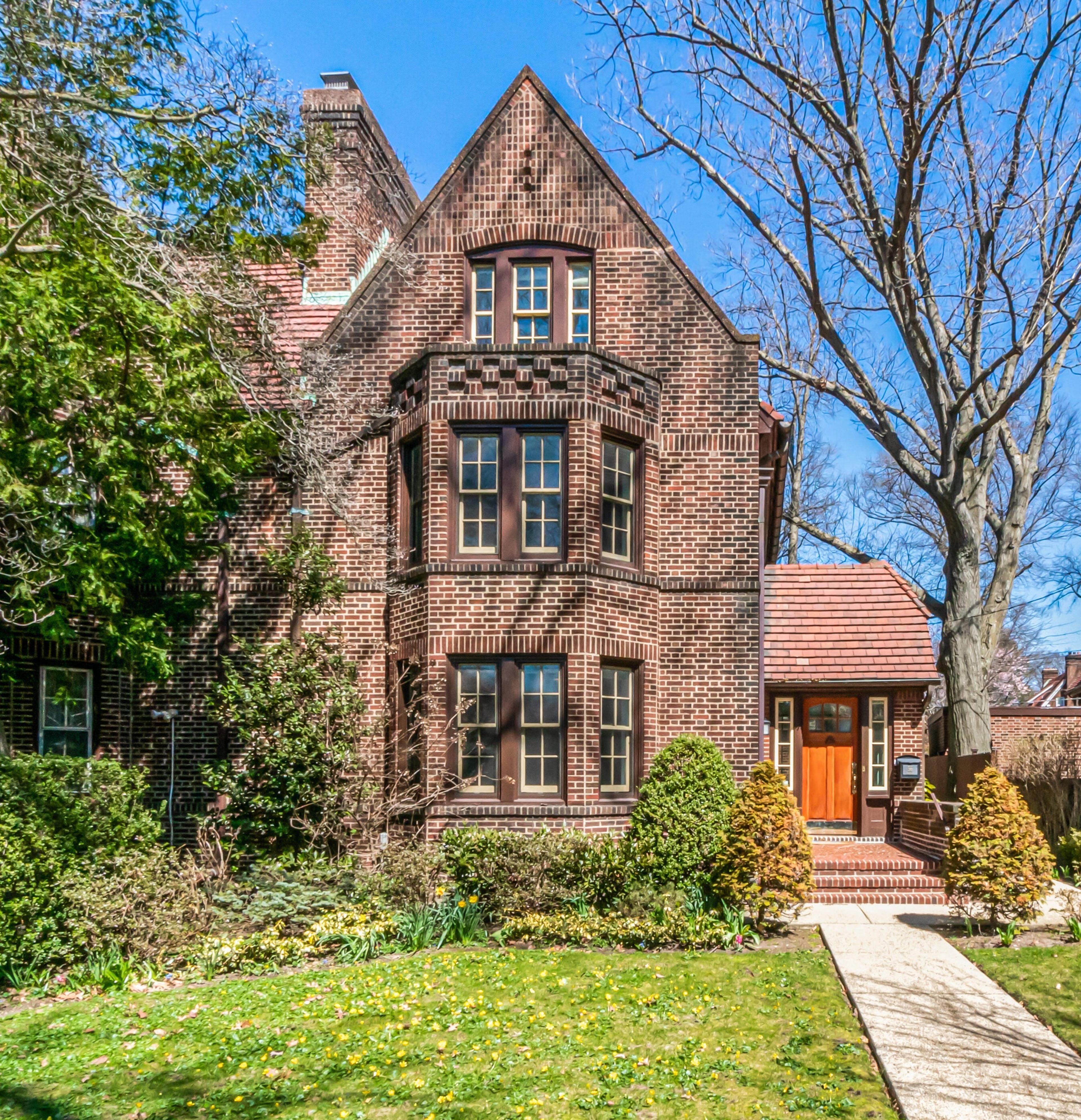 Pitched roofs, a design feature more commonly found in the northeast, allow for soaring ceilings and giant windows that flood 3322 Nile with light