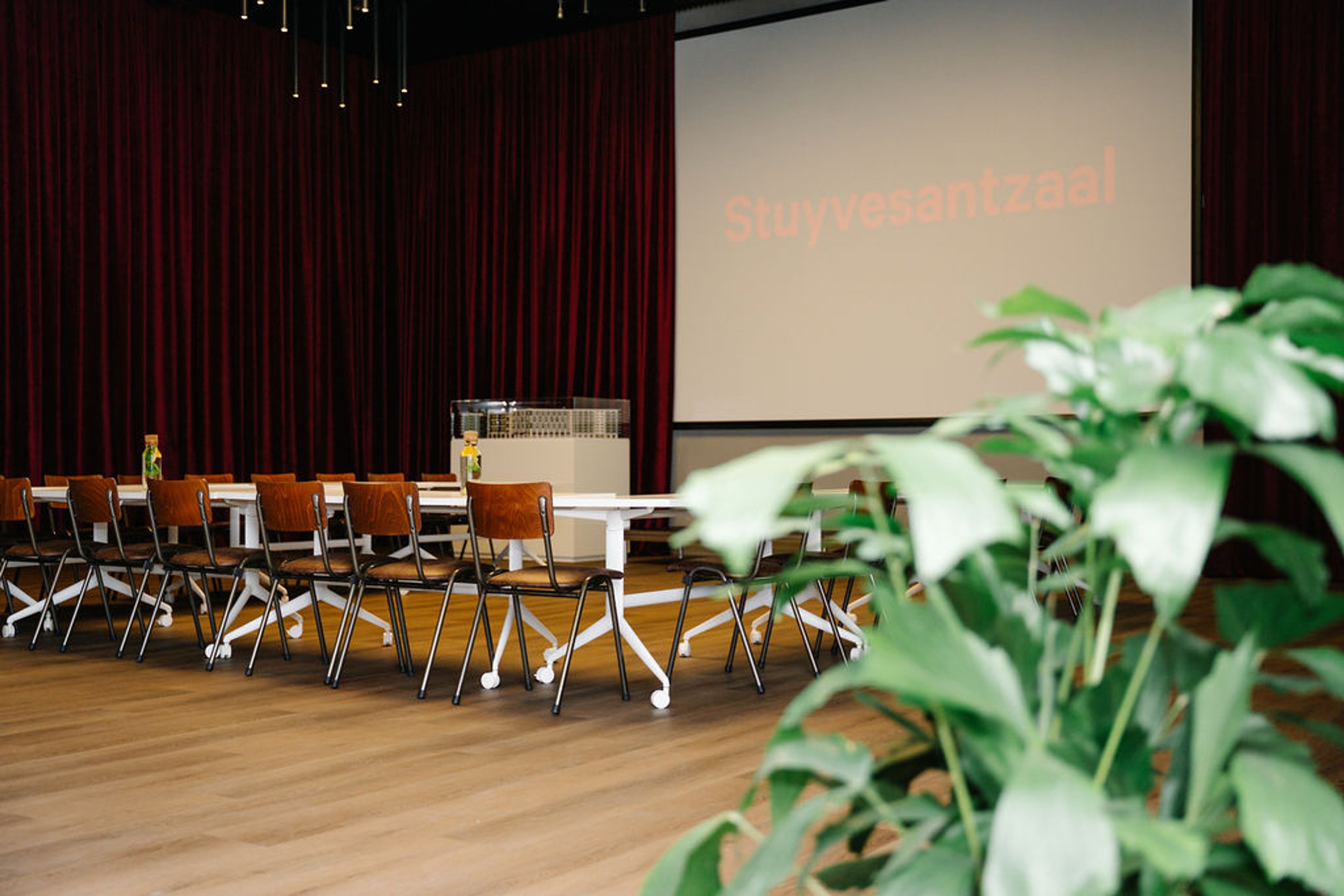 De Stuyvesantzaal met groot presentatiescherm