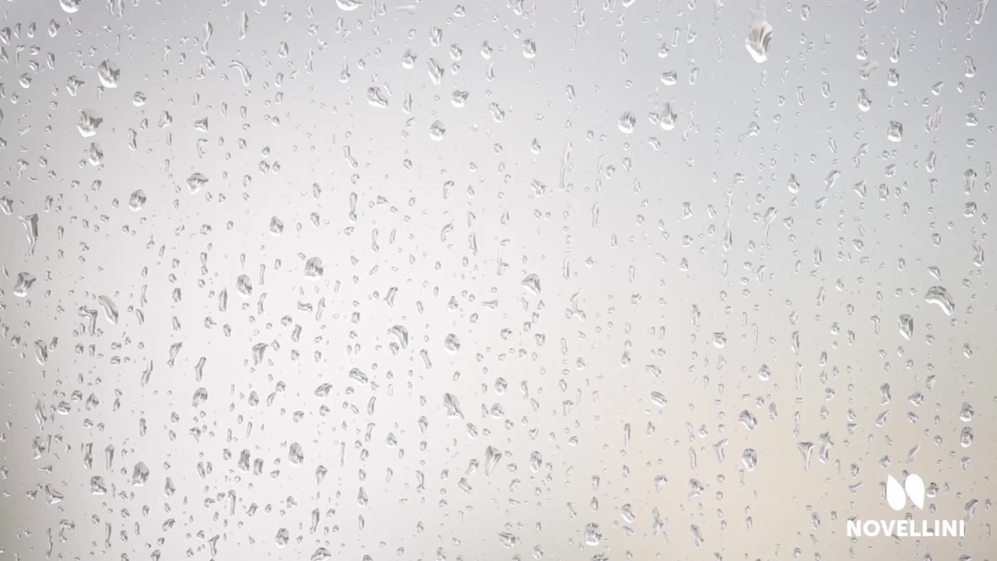 Vanndråper på Novellini-dusjglass med Crystal Clear-behandling.
