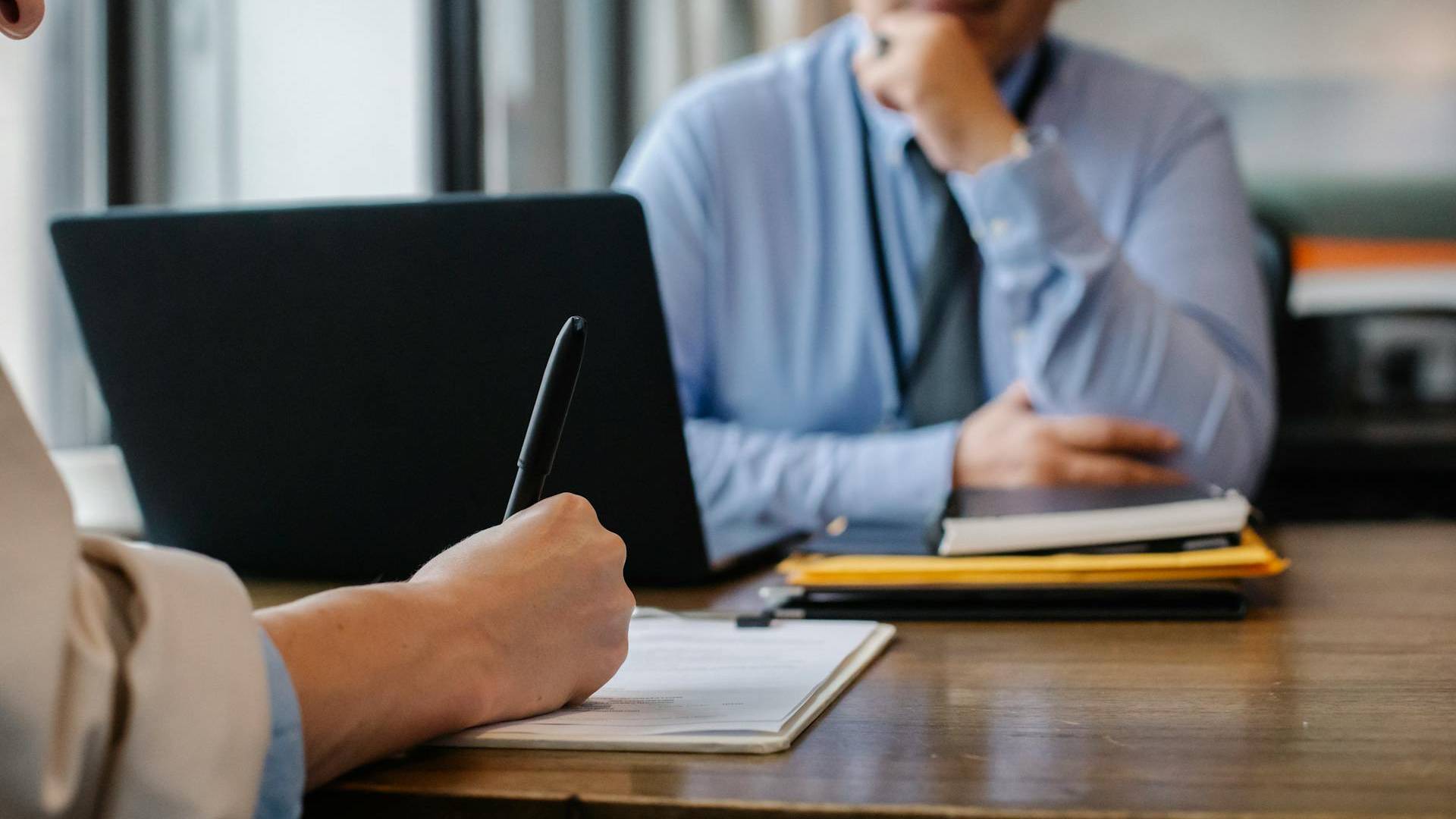 Hukuk bürosu AI görünürlük stratejisi — avukat dijital çalışma masası