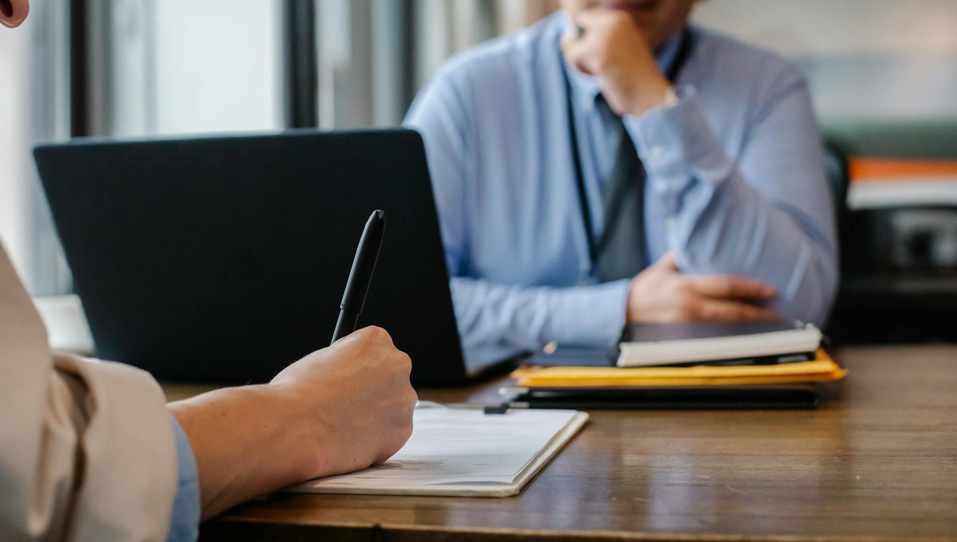 Hukuk bürosu AI görünürlük stratejisi — avukat dijital çalışma masası