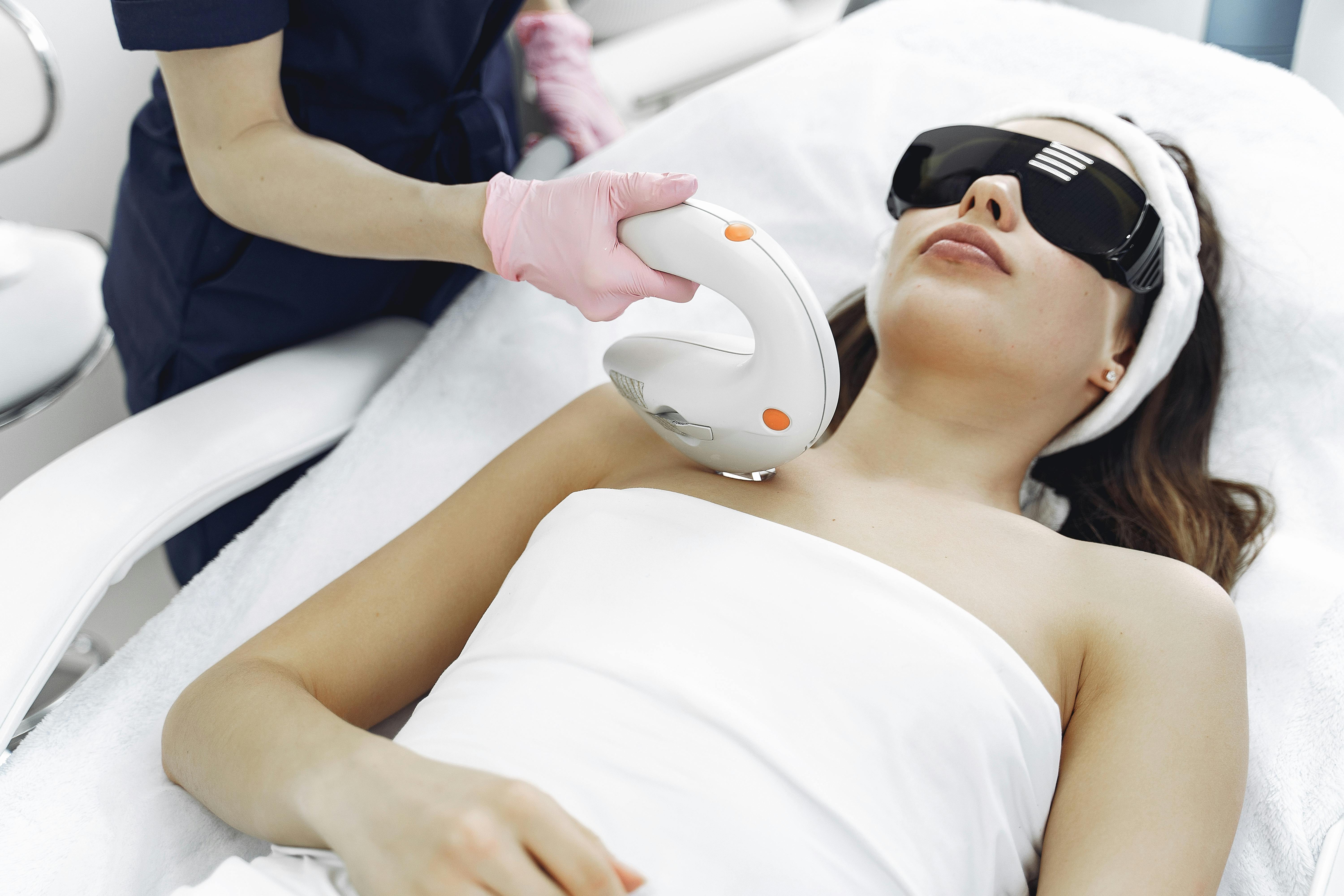 Estetik klinik, saç ekimi, plastik cerrahi ve medikal spa AI görünürlük rehberi — İstanbul, Antalya, İzmir, Bodrum estetik turizm koridorları ve altı dilli GEO stratejisi