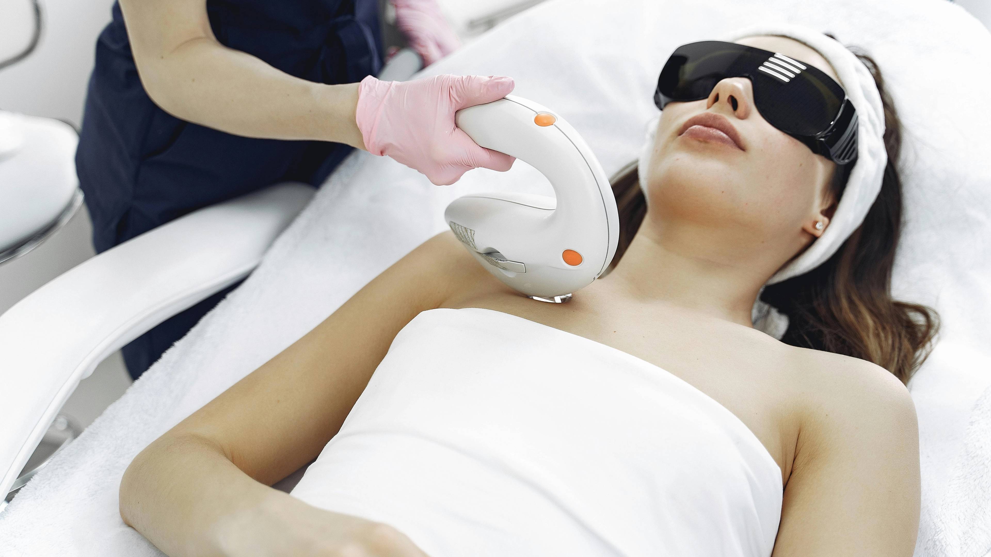 Estetik klinik, saç ekimi, plastik cerrahi ve medikal spa AI görünürlük rehberi — İstanbul, Antalya, İzmir, Bodrum estetik turizm koridorları ve altı dilli GEO stratejisi