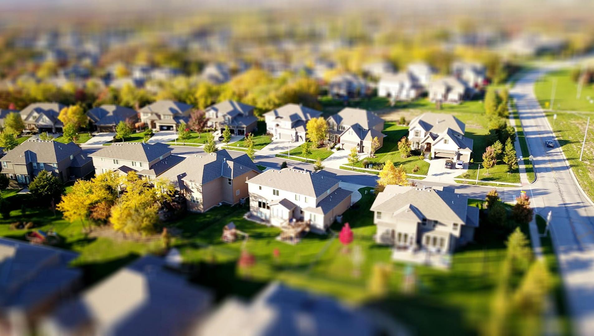 Modern şehir silueti ve mimari yapılar — gayrimenkul sektörü AI görünürlük stratejisi